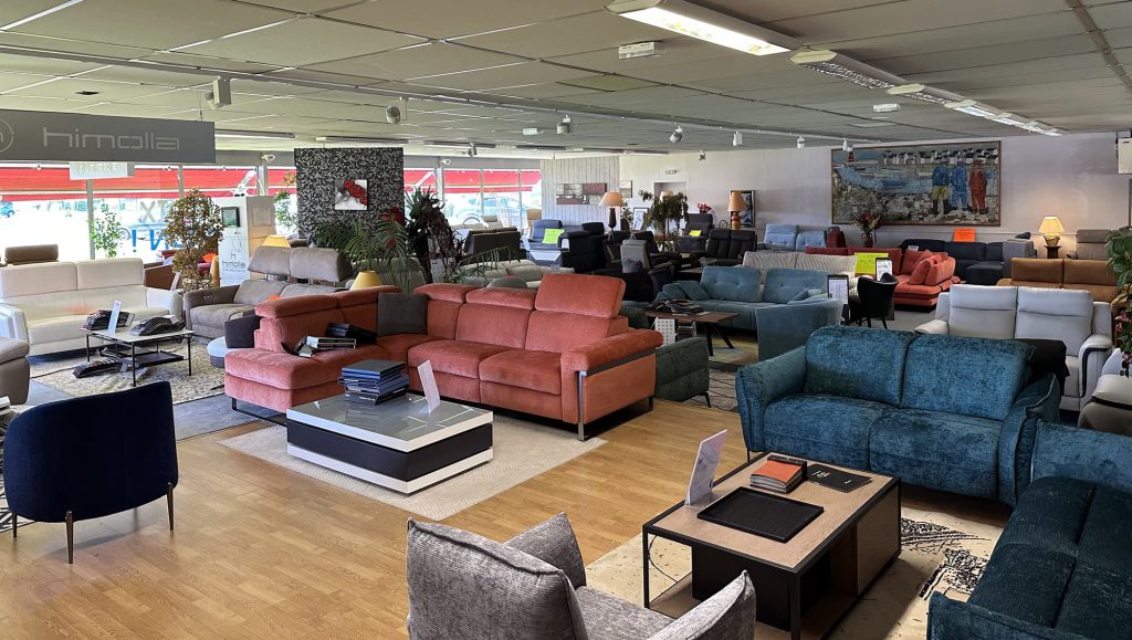 Intérieur du magasin Ambiances & Cuirs à Quimper, deuxième salle.